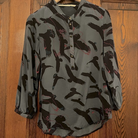 Silk blouse with black raven design sz M - Picture 1 of 4